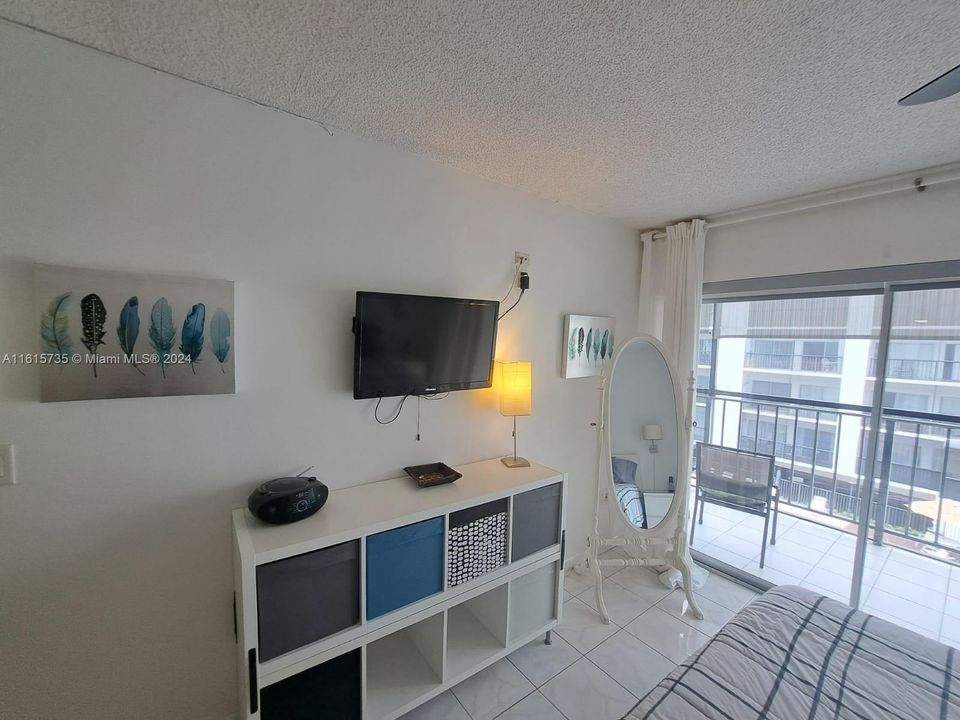 For Rent: $3,000 (2 beds, 2 baths, 740 Square Feet)