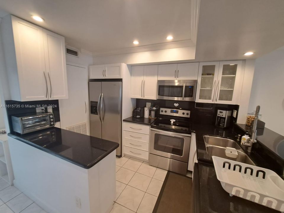 For Rent: $3,000 (2 beds, 2 baths, 740 Square Feet)