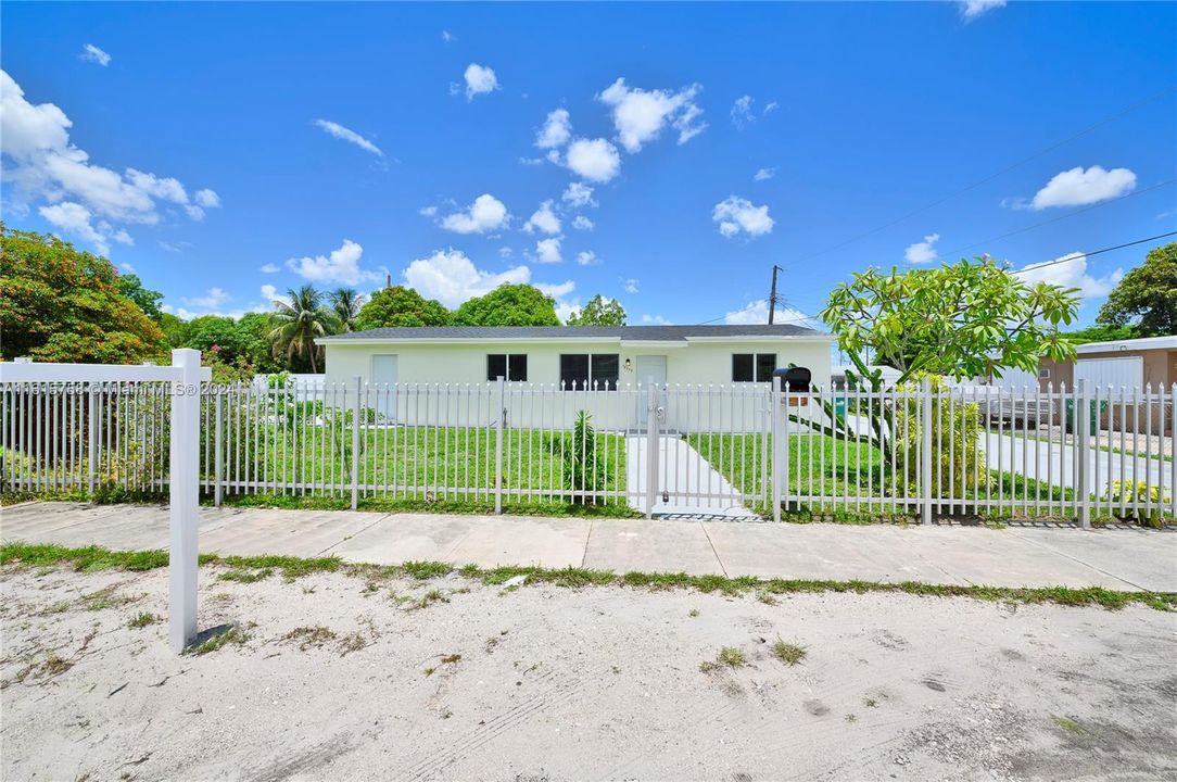 Active With Contract: $665,000 (5 beds, 3 baths, 1527 Square Feet)