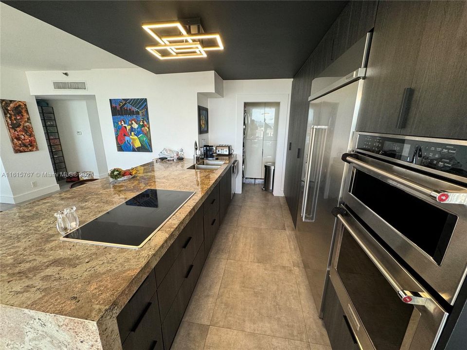 For Sale: $550,000 (1 beds, 1 baths, 1077 Square Feet)