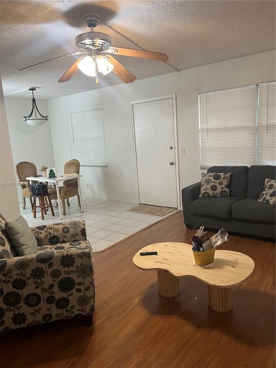 For Sale: $204,000 (2 beds, 1 baths, 954 Square Feet)