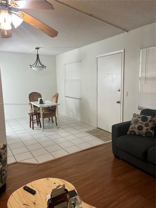 For Sale: $204,000 (2 beds, 1 baths, 954 Square Feet)