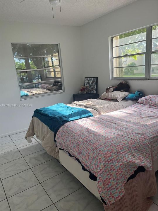 For Sale: $204,000 (2 beds, 1 baths, 954 Square Feet)