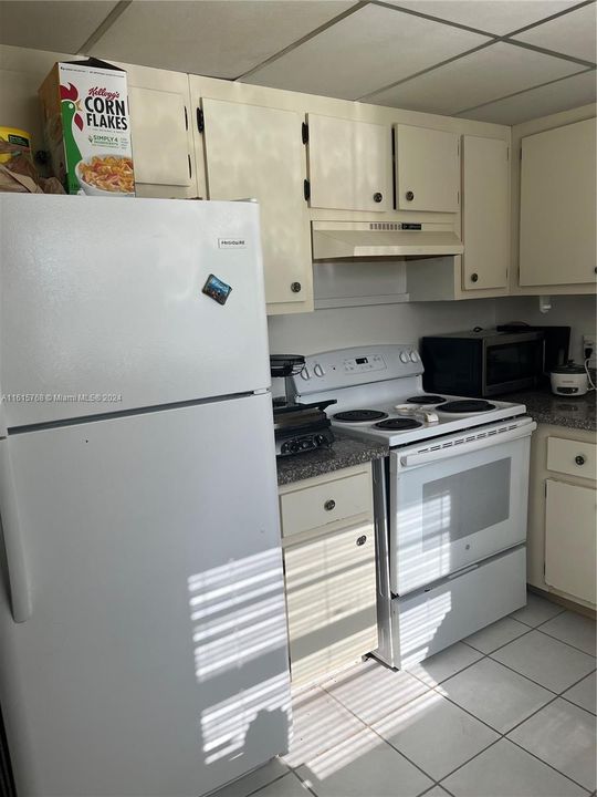 For Sale: $204,000 (2 beds, 1 baths, 954 Square Feet)