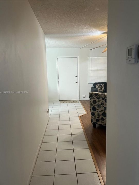 For Sale: $204,000 (2 beds, 1 baths, 954 Square Feet)