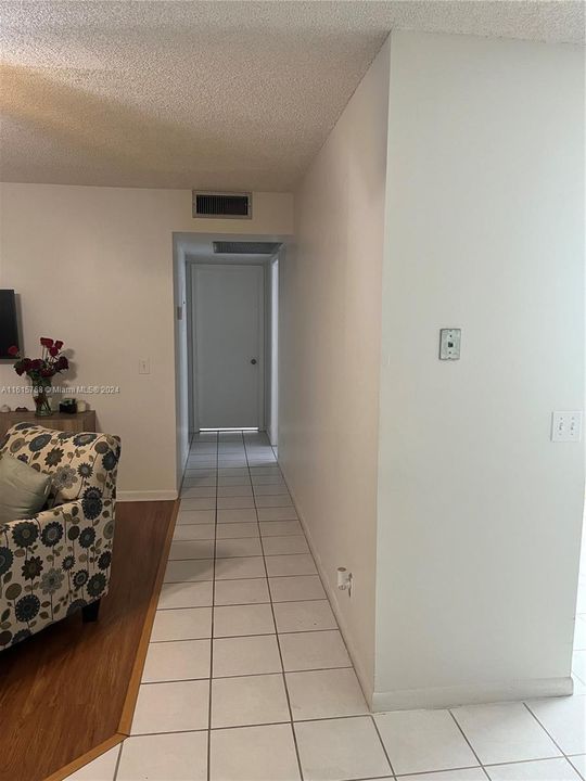 For Sale: $204,000 (2 beds, 1 baths, 954 Square Feet)