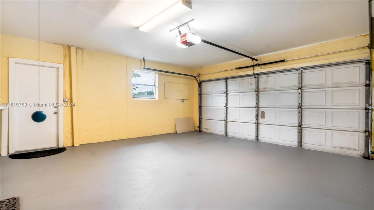 For Sale: $1,108,000 (3 beds, 2 baths, 1860 Square Feet)