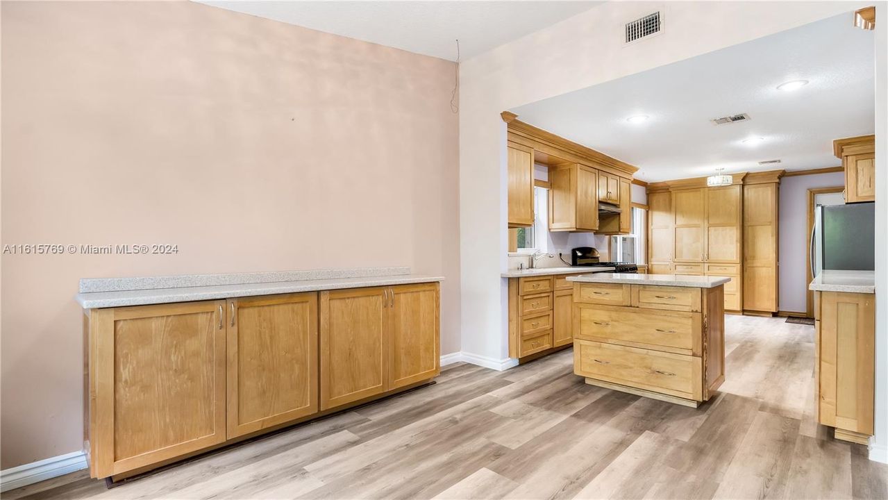 For Sale: $1,108,000 (3 beds, 2 baths, 1860 Square Feet)