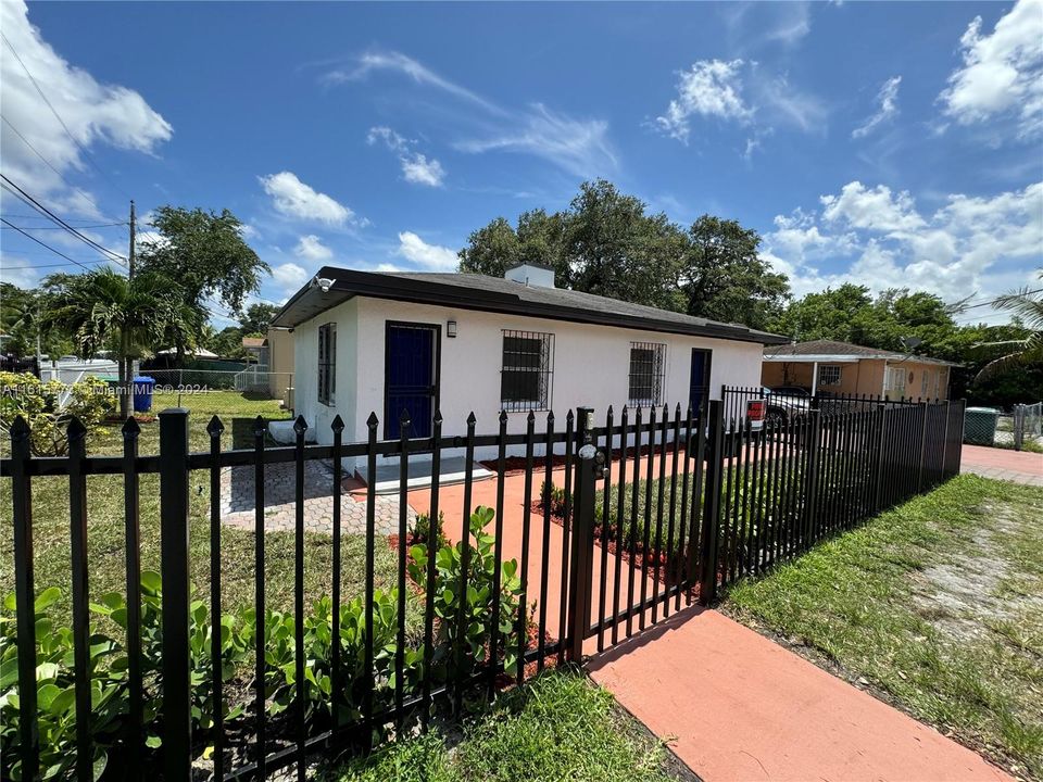 For Sale: $539,000 (3 beds, 2 baths, 1053 Square Feet)