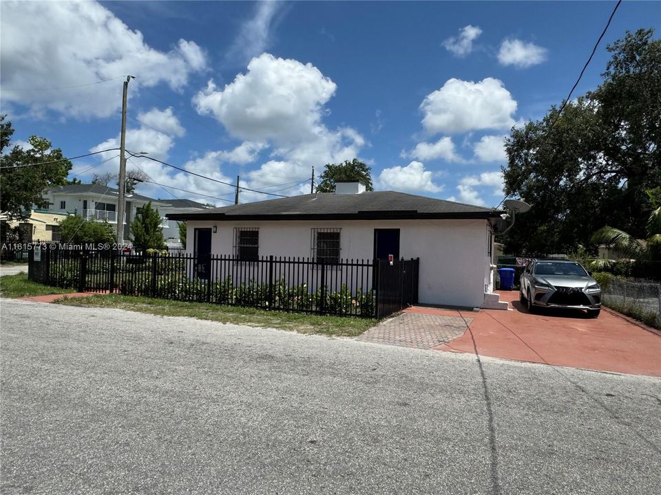 For Sale: $539,000 (3 beds, 2 baths, 1053 Square Feet)