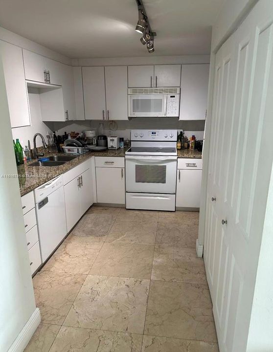 For Rent: $3,700 (2 beds, 2 baths, 1069 Square Feet)