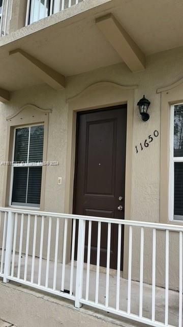 For Rent: $2,900 (4 beds, 2 baths, 1728 Square Feet)