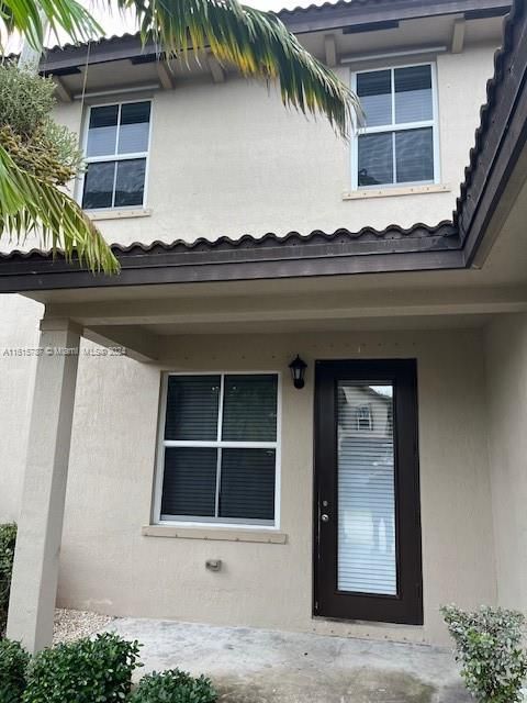 For Rent: $2,900 (4 beds, 2 baths, 1728 Square Feet)