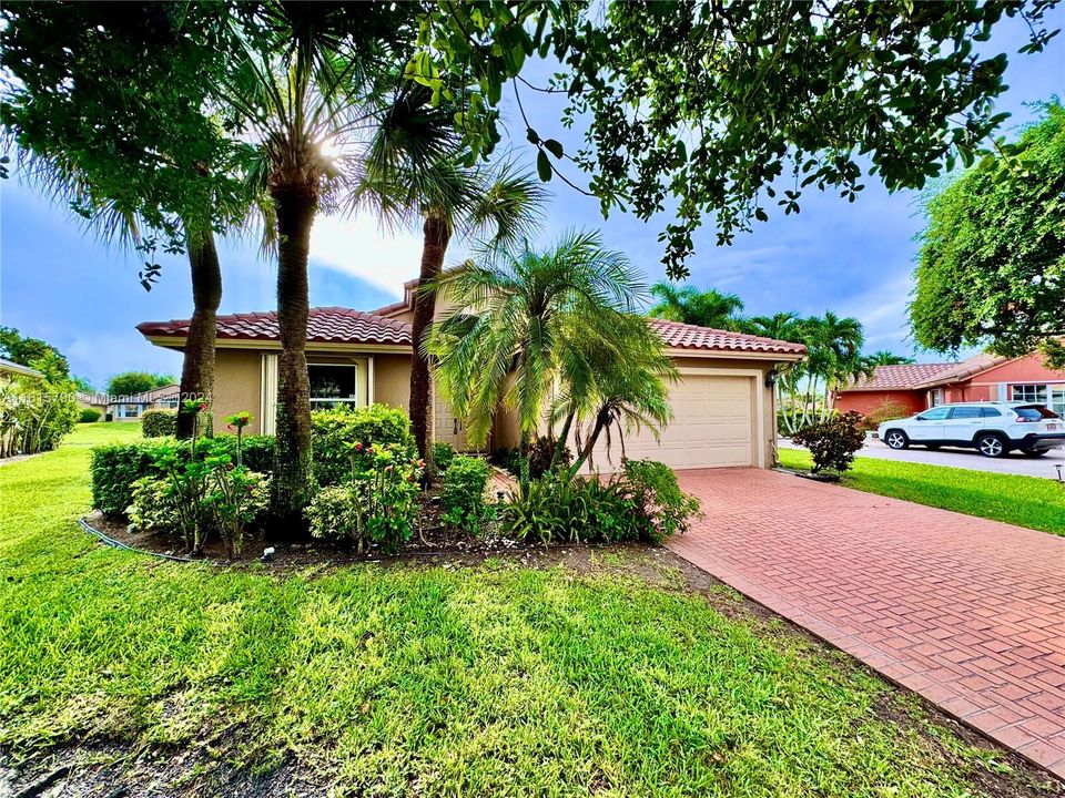 For Sale: $585,000 (3 beds, 2 baths, 1618 Square Feet)