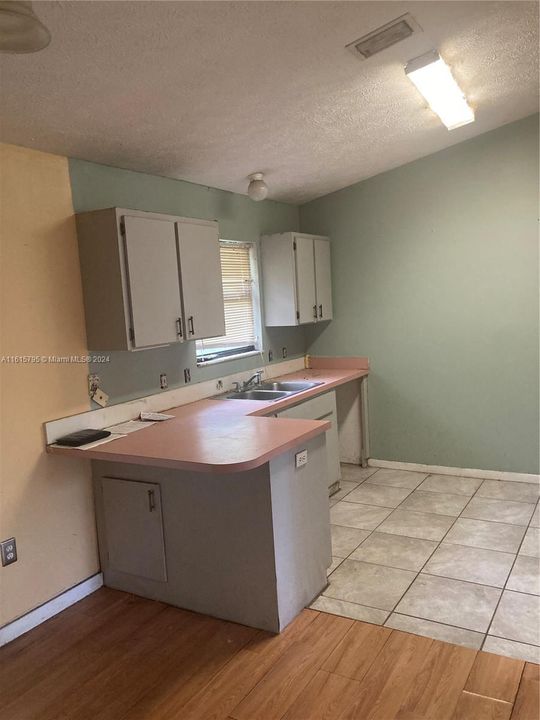 Active With Contract: $149,900 (3 beds, 2 baths, 1128 Square Feet)