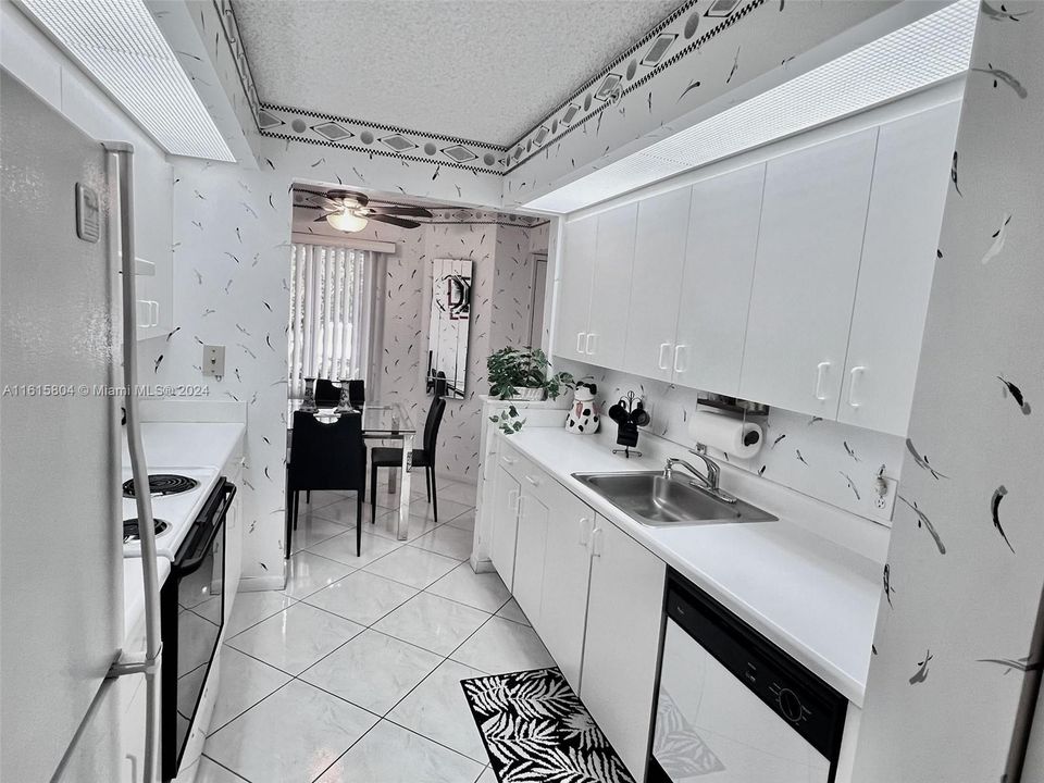 For Sale: $249,900 (2 beds, 2 baths, 1137 Square Feet)
