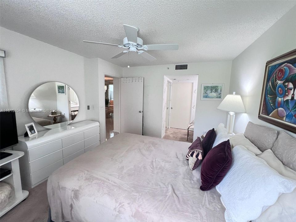 For Sale: $249,900 (2 beds, 2 baths, 1137 Square Feet)
