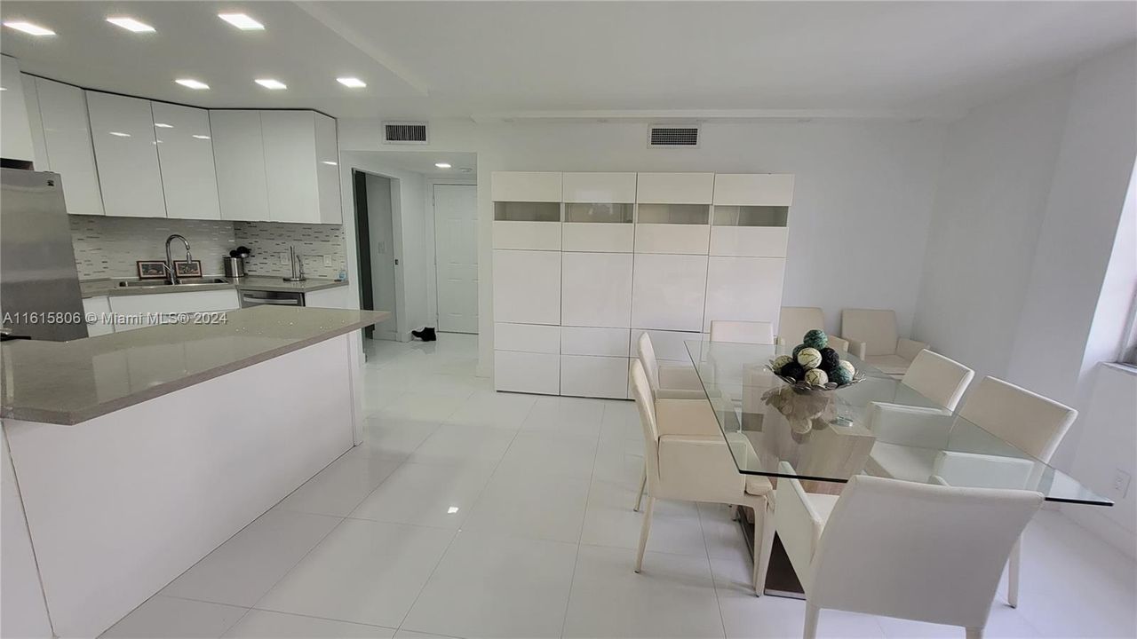 En Venta: $430,000 (1 camas, 2 baños, 1000 Pies cuadrados)