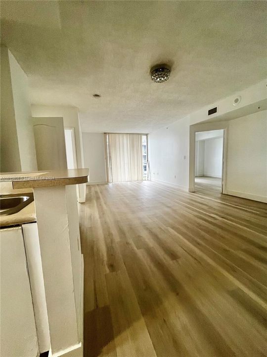 For Rent: $2,600 (2 beds, 2 baths, 979 Square Feet)