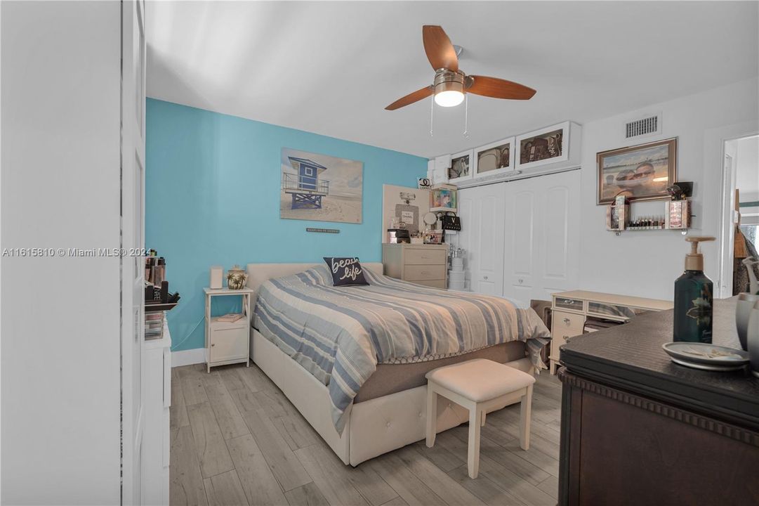 For Sale: $274,900 (1 beds, 1 baths, 652 Square Feet)