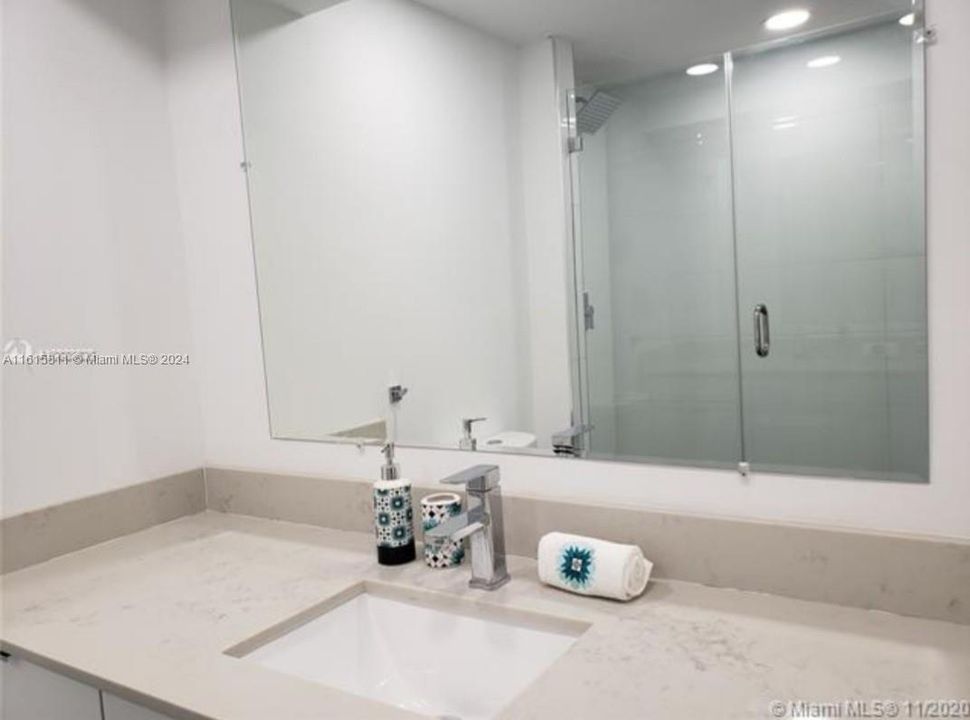 For Sale: $430,000 (1 beds, 2 baths, 975 Square Feet)