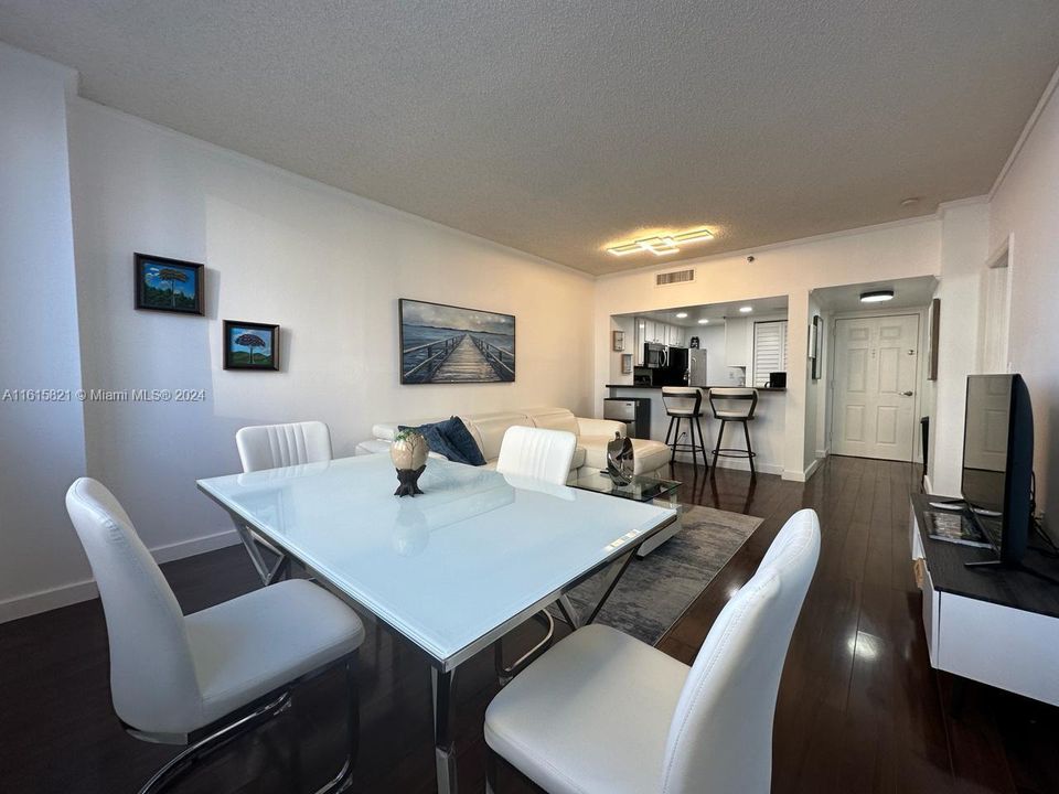 For Sale: $429,900 (1 beds, 1 baths, 640 Square Feet)