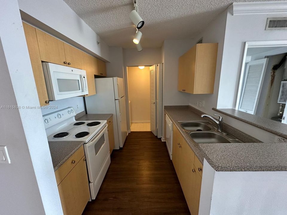 For Rent: $2,400 (2 beds, 1 baths, 983 Square Feet)