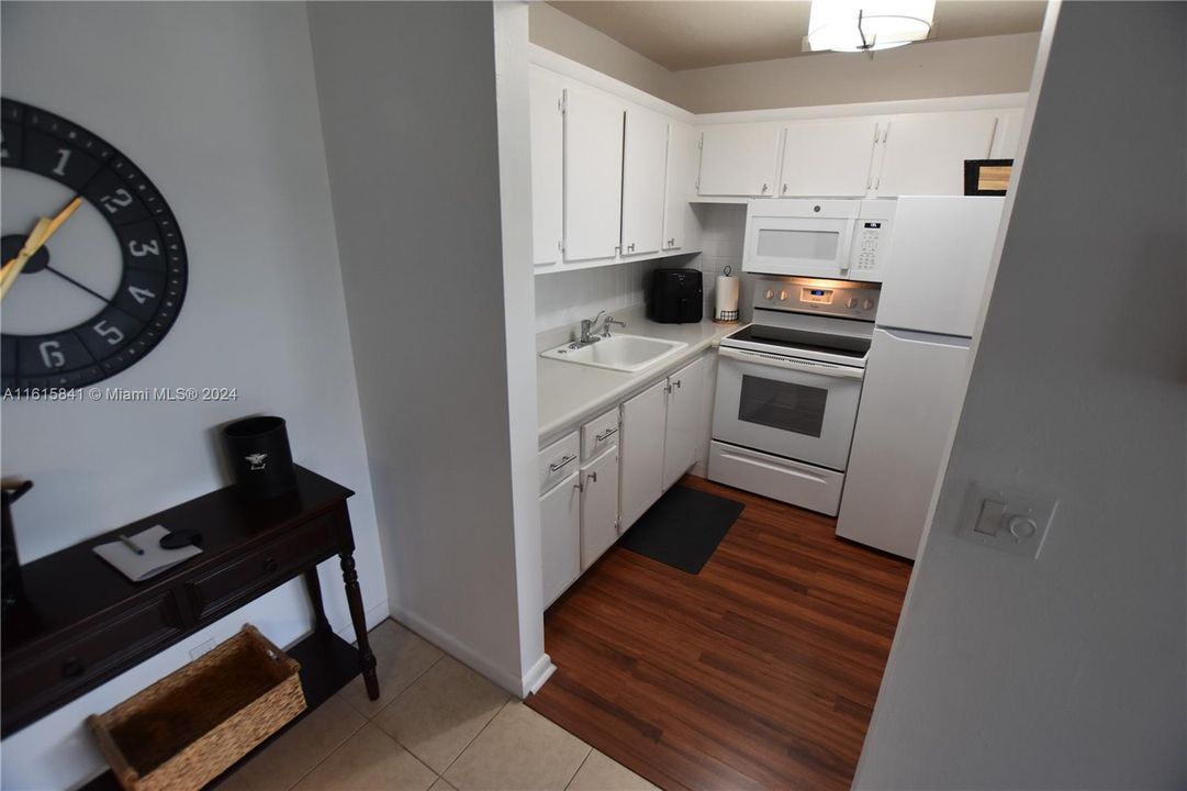 For Sale: $119,000 (1 beds, 1 baths, 738 Square Feet)