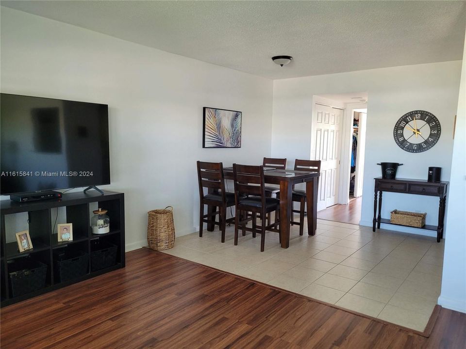 For Sale: $119,000 (1 beds, 1 baths, 738 Square Feet)