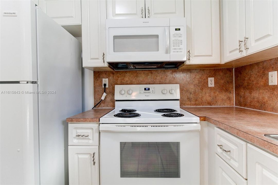 For Rent: $2,300 (3 beds, 2 baths, 1196 Square Feet)