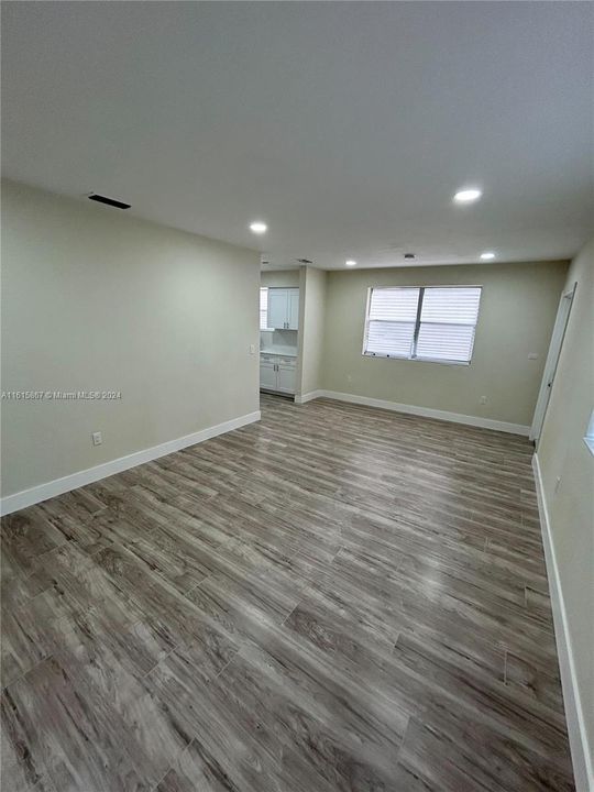 For Rent: $3,200 (3 beds, 1 baths, 925 Square Feet)