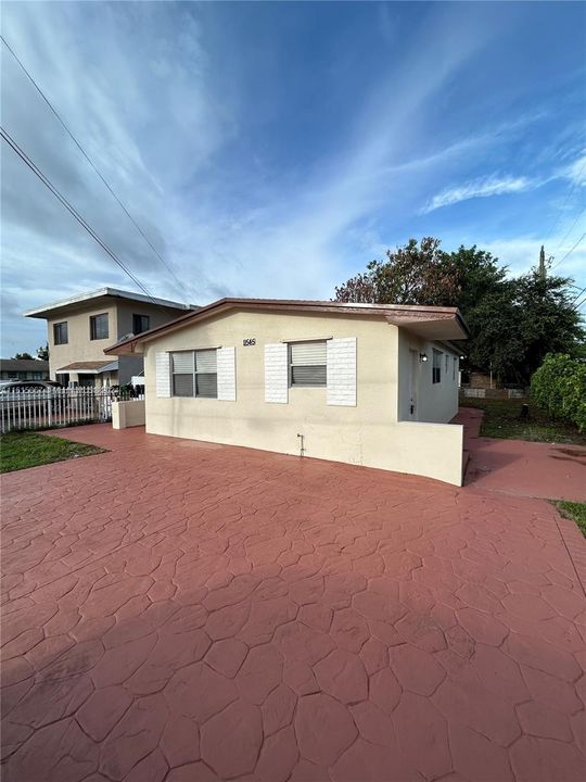 For Rent: $3,000 (3 beds, 1 baths, 925 Square Feet)