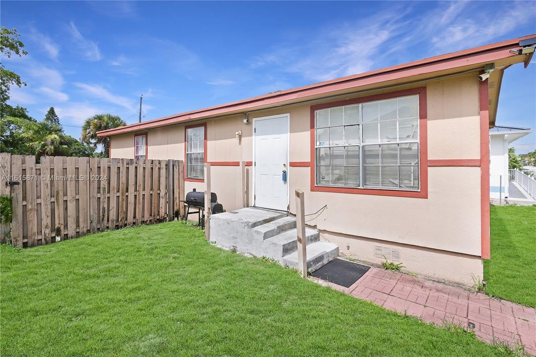 For Sale: $265,000 (3 beds, 1 baths, 1008 Square Feet)
