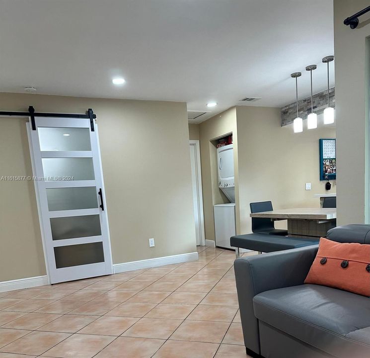 For Rent: $2,700 (2 beds, 2 baths, 885 Square Feet)