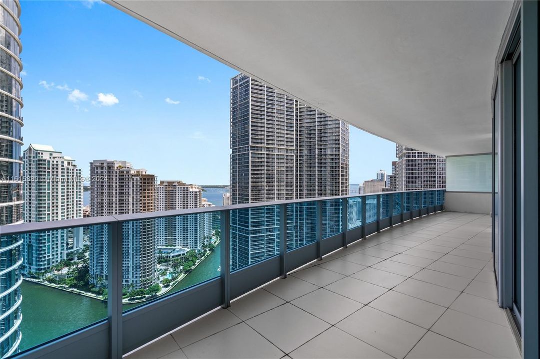 For Sale: $1,100,000 (2 beds, 2 baths, 1255 Square Feet)