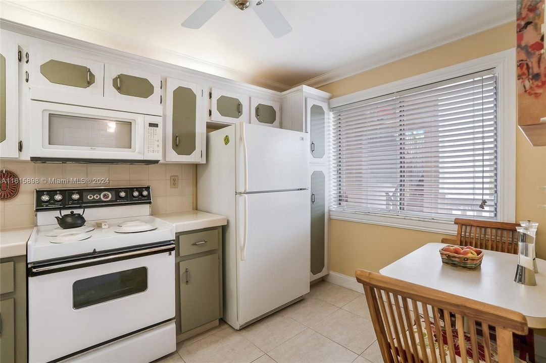 For Sale: $155,000 (2 beds, 2 baths, 1070 Square Feet)