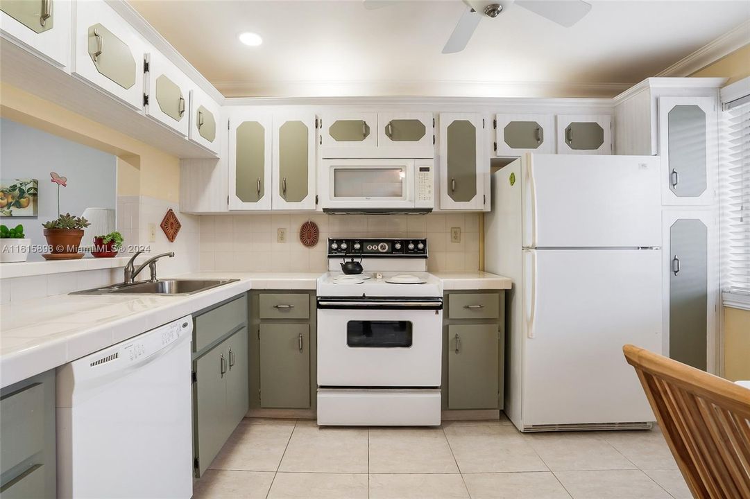 For Sale: $155,000 (2 beds, 2 baths, 1070 Square Feet)