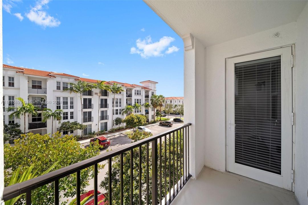 Active With Contract: $2,098 (1 beds, 1 baths, 750 Square Feet)