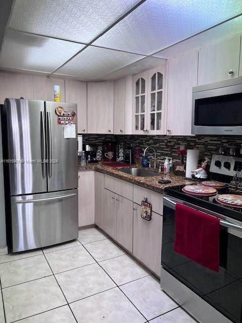For Sale: $300,000 (2 beds, 1 baths, 825 Square Feet)