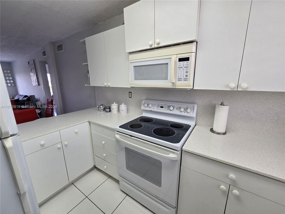 For Rent: $2,200 (2 beds, 1 baths, 820 Square Feet)