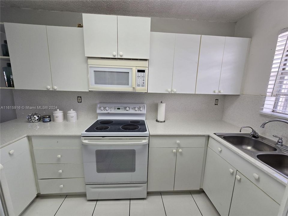 For Rent: $2,200 (2 beds, 1 baths, 820 Square Feet)