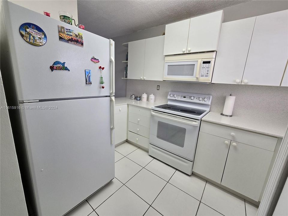 For Rent: $2,200 (2 beds, 1 baths, 820 Square Feet)