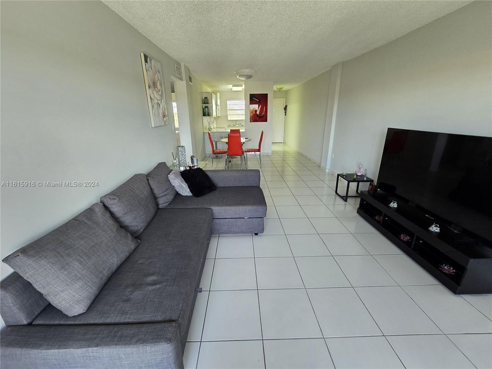 For Rent: $2,200 (2 beds, 1 baths, 820 Square Feet)