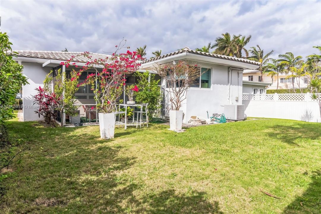 For Sale: $2,059,000 (3 beds, 2 baths, 1963 Square Feet)