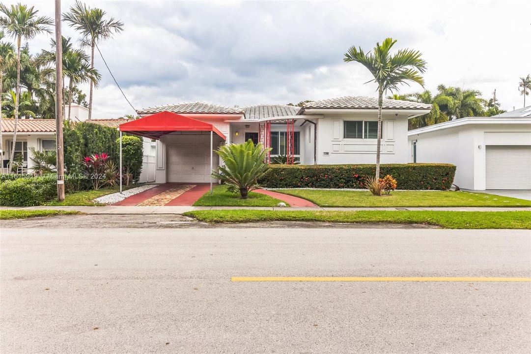 For Sale: $2,059,000 (3 beds, 2 baths, 1963 Square Feet)