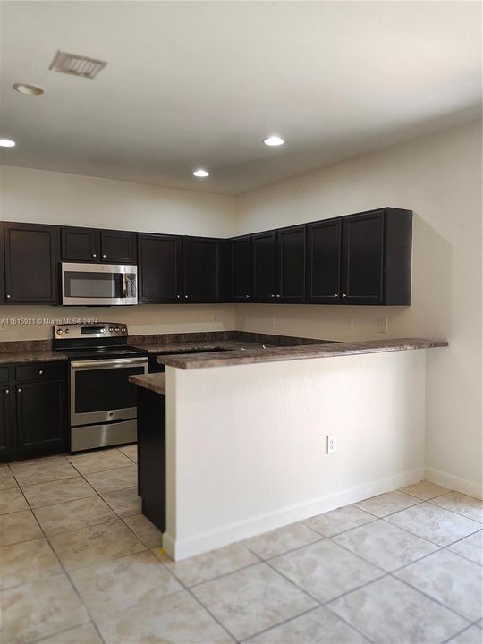For Rent: $2,500 (3 beds, 2 baths, 1432 Square Feet)