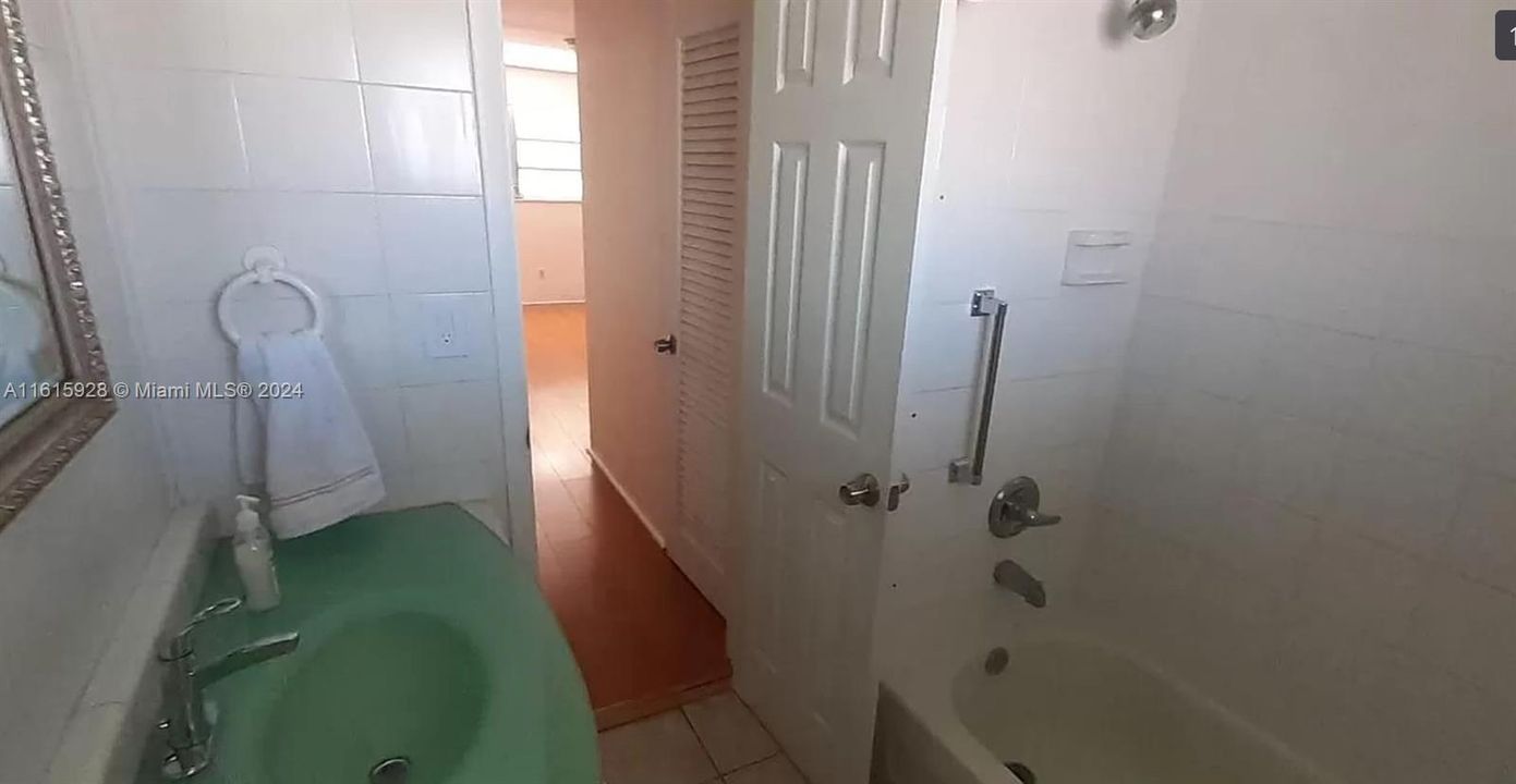 For Rent: $1,699 (1 beds, 1 baths, 954 Square Feet)