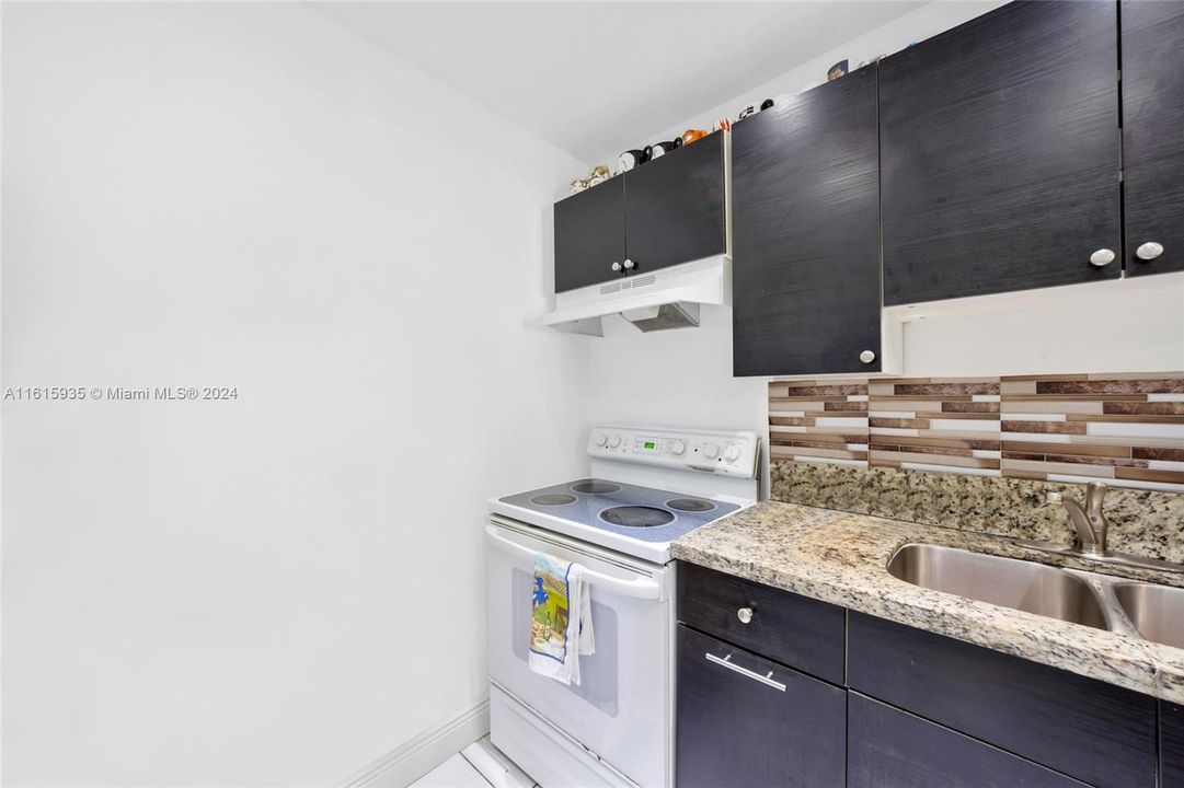 For Sale: $260,000 (1 beds, 2 baths, 750 Square Feet)