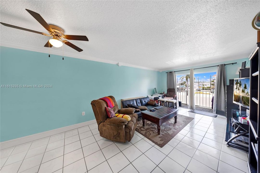 For Sale: $260,000 (1 beds, 2 baths, 750 Square Feet)