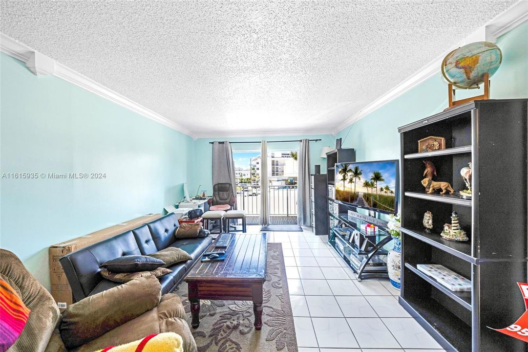 For Sale: $260,000 (1 beds, 2 baths, 750 Square Feet)